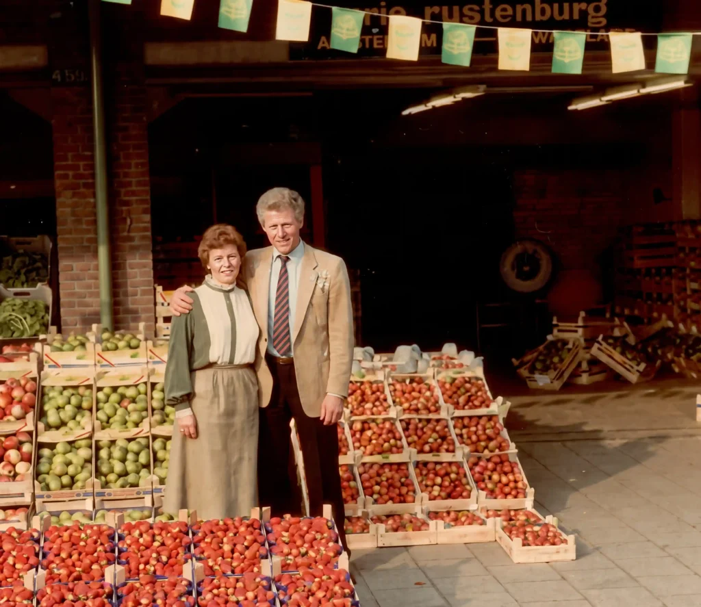 Arie en Willy Rustenburg bij het bedrijfspand in Opperdoes